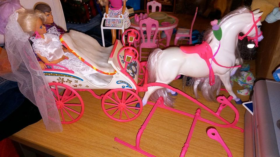 Barbie Kutsche mit Räder und Kuven, Barbiepferd, Ken und Barbie in Walsrode