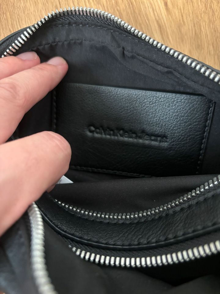 Calvin Klein CK Tasche Schultertasche schwarz mit Logo in Frankfurt am Main