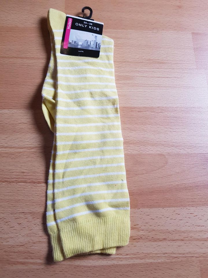 Großes Socken und Kniestrumpf Paket 35-38 in Wembach