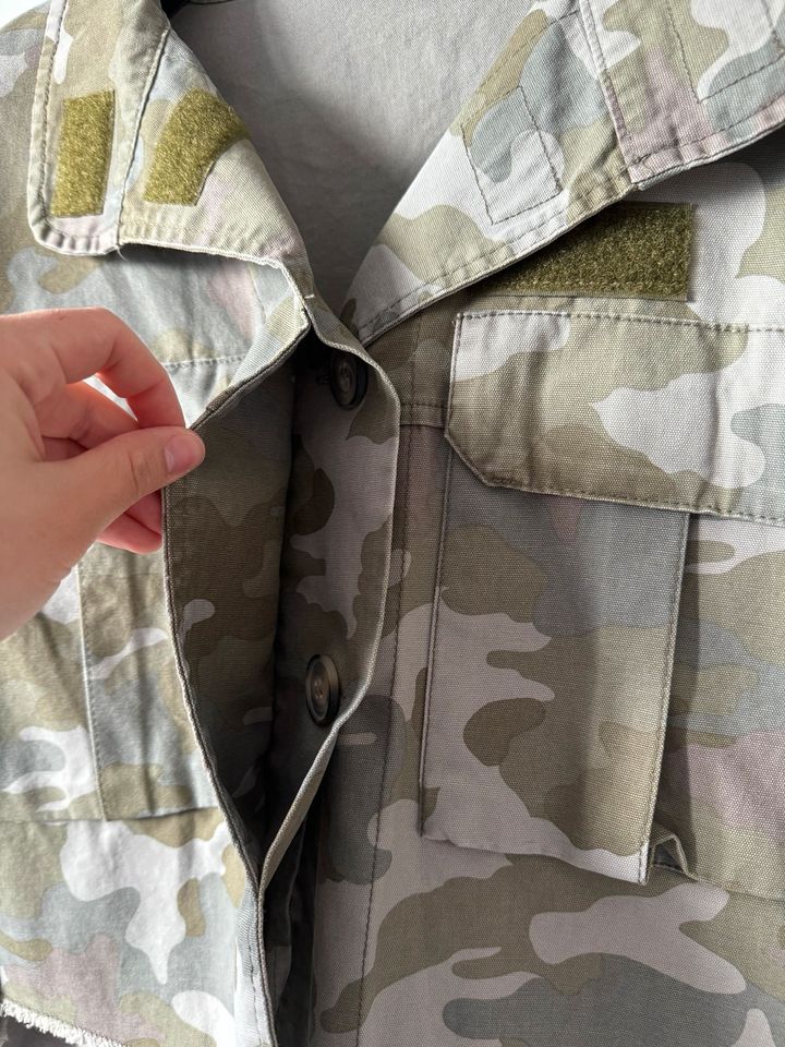 Zara Jacke Militär Camouflage (Neu) fällt locker aus s. Beschr. in Leverkusen