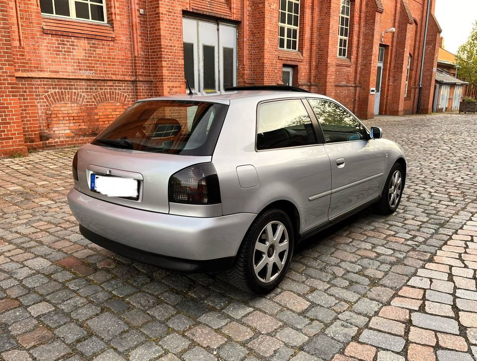 Audi A3 1,8 Turbo Automatik/Klima/PDC/Sitzhzg./Leder/E-Dach/ALU in Berlin