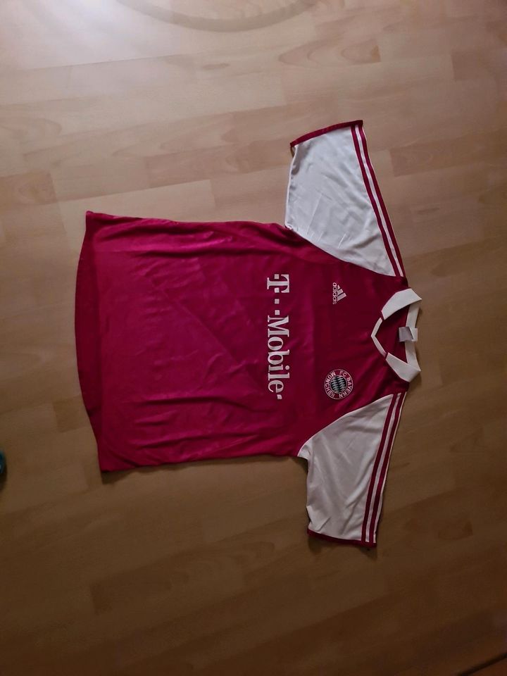 Retro Trikot  FC Bayern mit Autogramm Harry Kane, Dier und Davis in Rettenbach