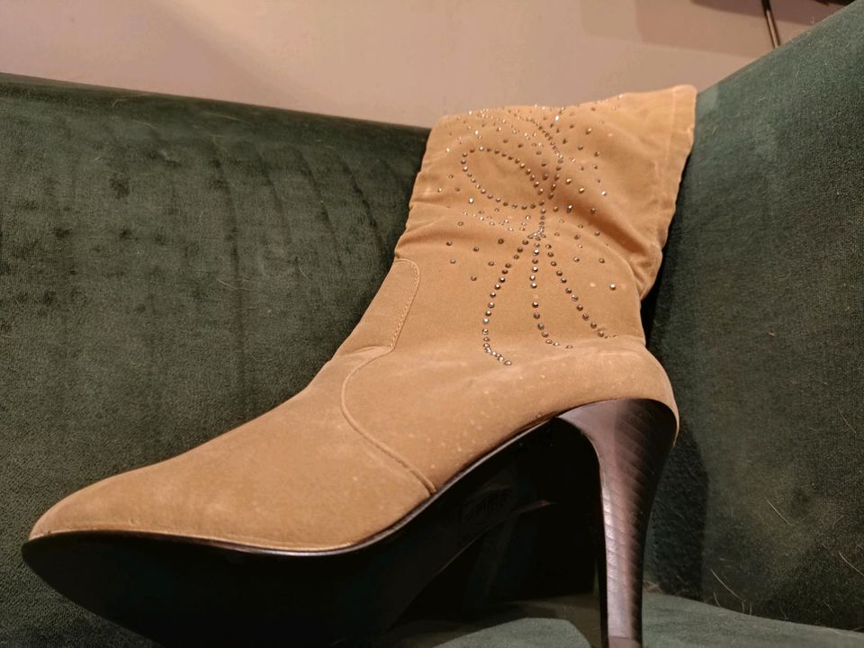 Super schöne Stiefel in 39 in Sprendlingen