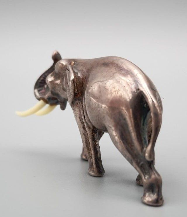 Vintage, kleine Figur aus Metall in Form eines Elefanten, älter in Hamburg