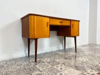 WMK Formschöner und gut erhaltener kleiner Mid-Century Schreibtisch aus den 1960er Jahren # Arbeitstisch Schminktisch Dominia Frisierkommode Desk Sekretär Rockabilly Vintage Retro 50er 60er Friedrichshain-Kreuzberg - Friedrichshain Vorschau