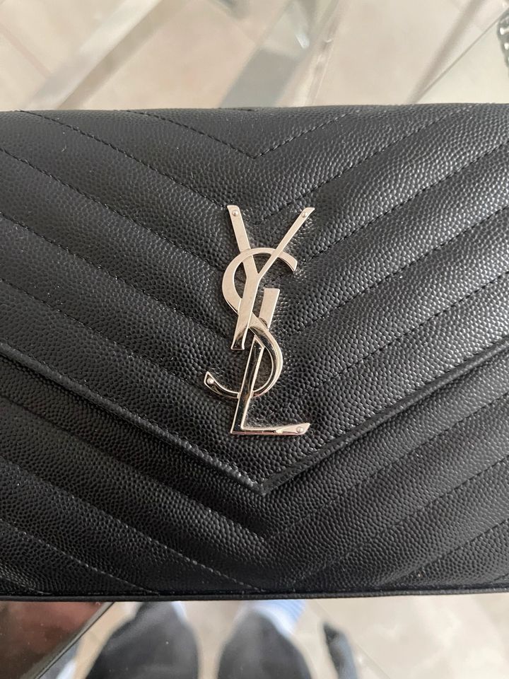 Yves saint Laurent Tasche / Portemonnaie aus Leder mit Kette in Leverkusen