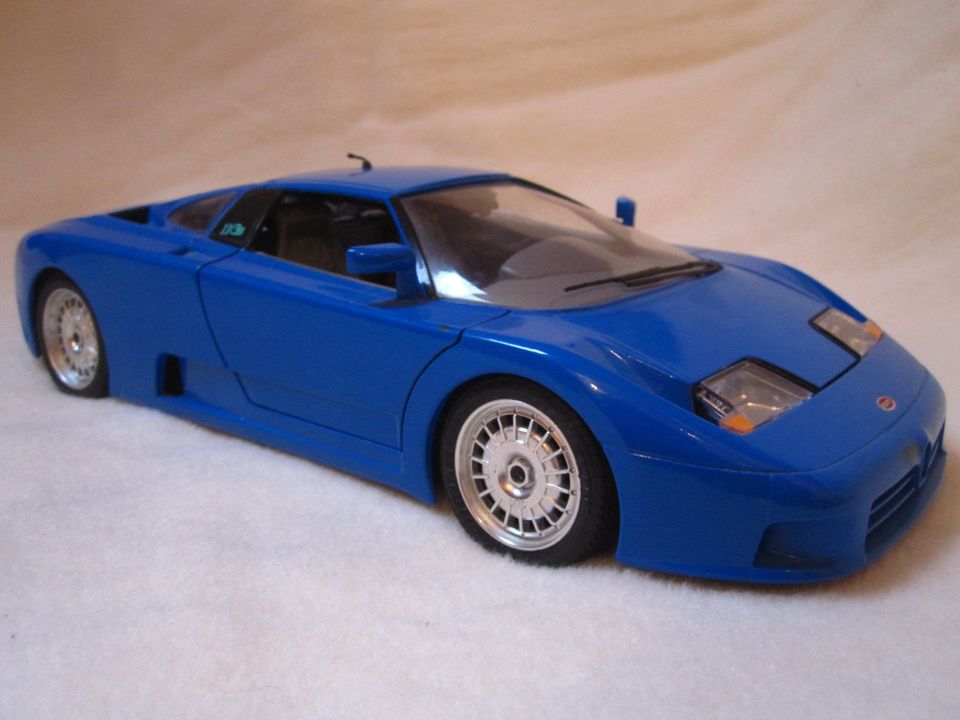 Bugatti EB110 1:18 Modellauto blau in Burgheim