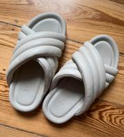 Chunky Puffer Sandalen Schlappen grau beige 39 H&M Baden-Württemberg - Mühlacker Vorschau