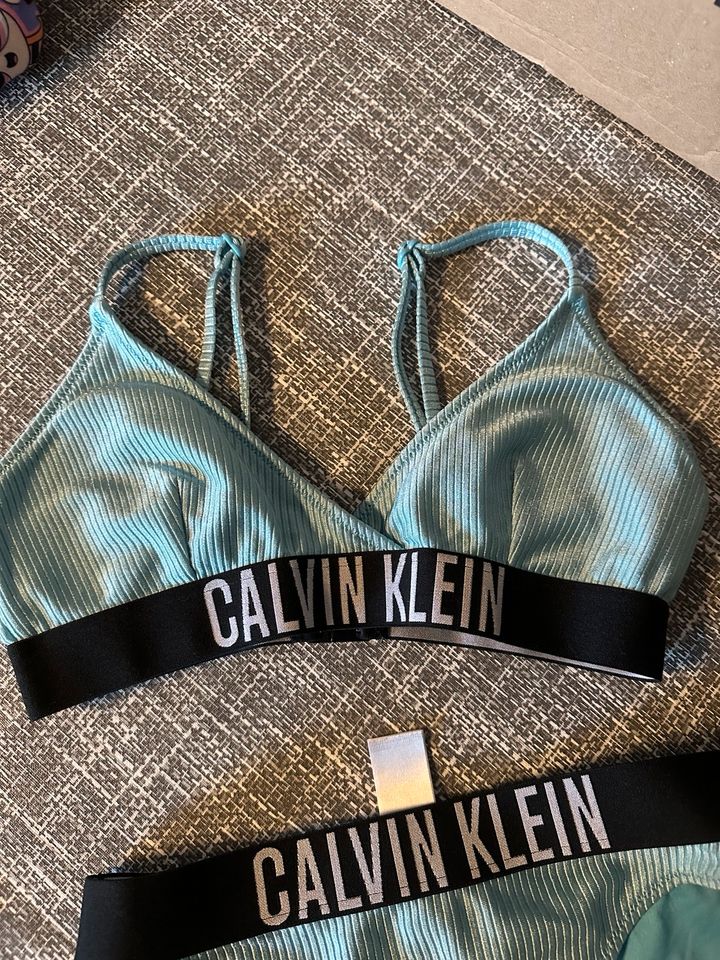 Mädchen Calvin Klein Bikini hell blau mit Schimmer Gr. 134/140 in Neunkirchen