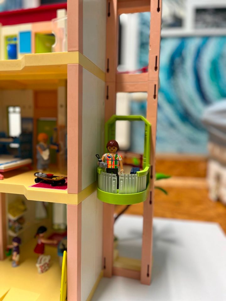 Playmobil: Ferienhotel (mit Zusatzetage) mit Einrichtung in Neumünster
