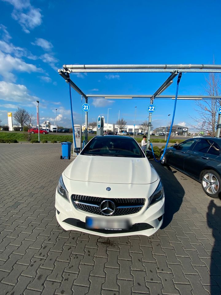 Mercedes-Benz CLA 200 weiß Panorama Dach in Euskirchen