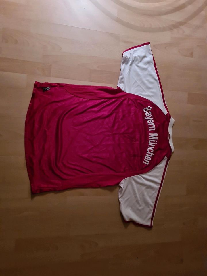 Retro Trikot  FC Bayern mit Autogramm Harry Kane, Dier und Davis in Rettenbach