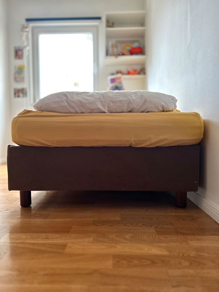 Das Bett 100*200 mit der Matraze in Berlin