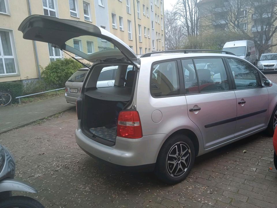 VW Touran  1.6.FSI . 2 Hand in Hannover