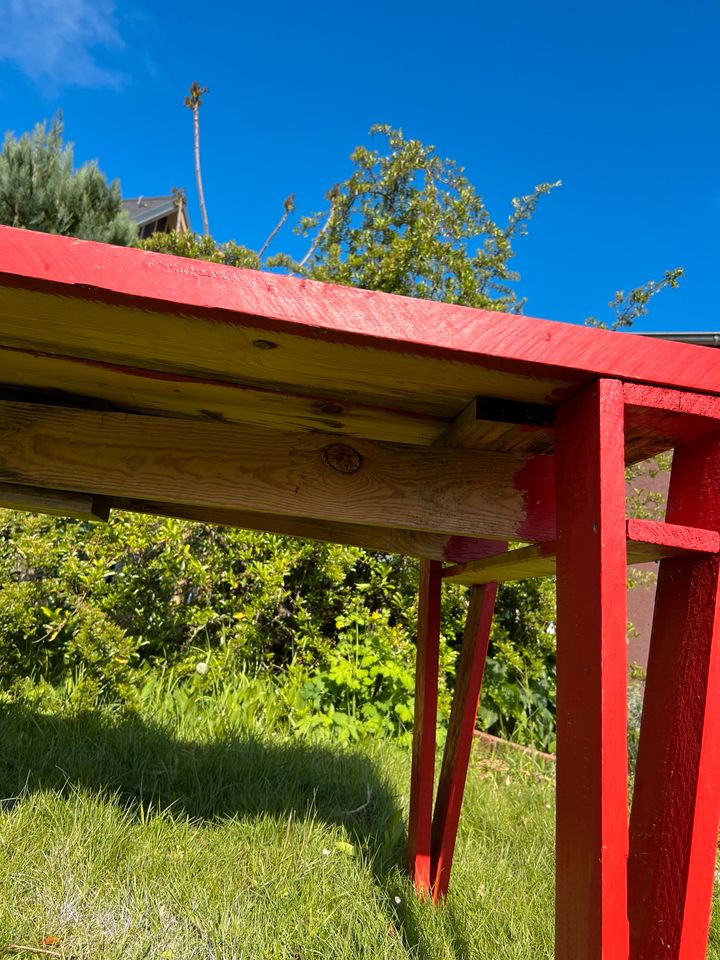 Holztisch Selbstbau nach Enzo Mari rot lackiert in Berlin