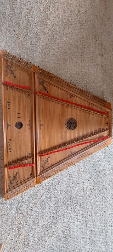 Musikinstrument bayerisches Hackbrett mit dazugehörigen Tisch in Tutzing