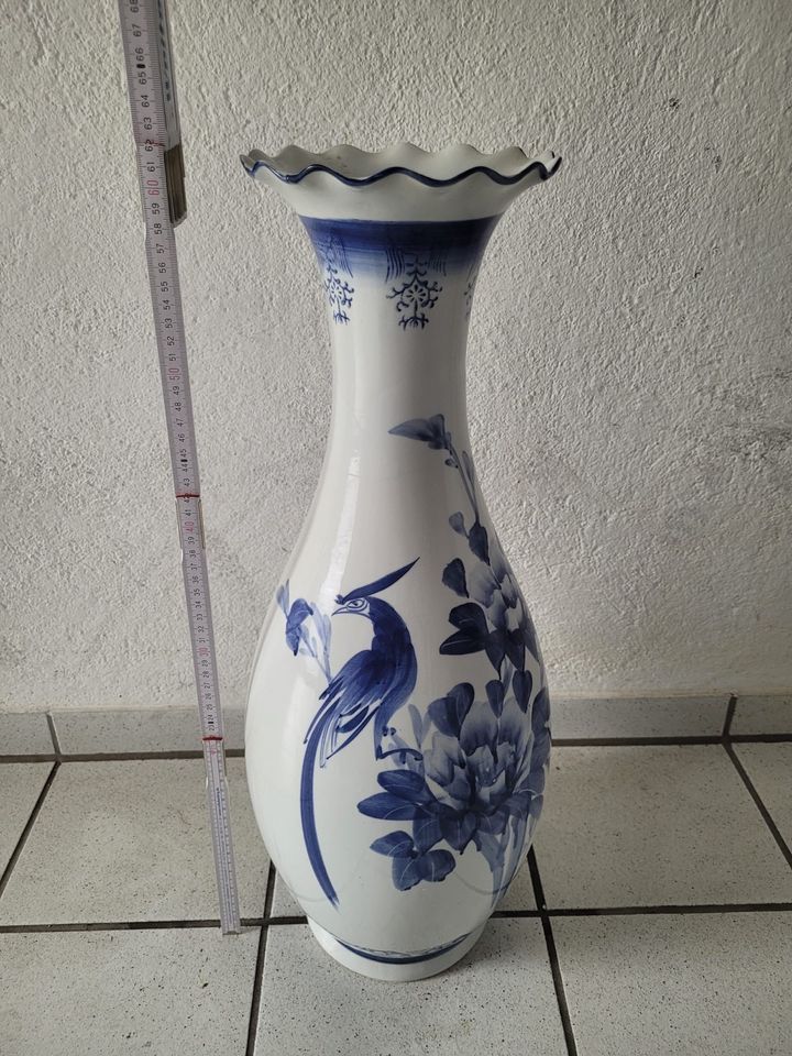 Vase mit Tier- und Pflanzenmuster in Reinheim