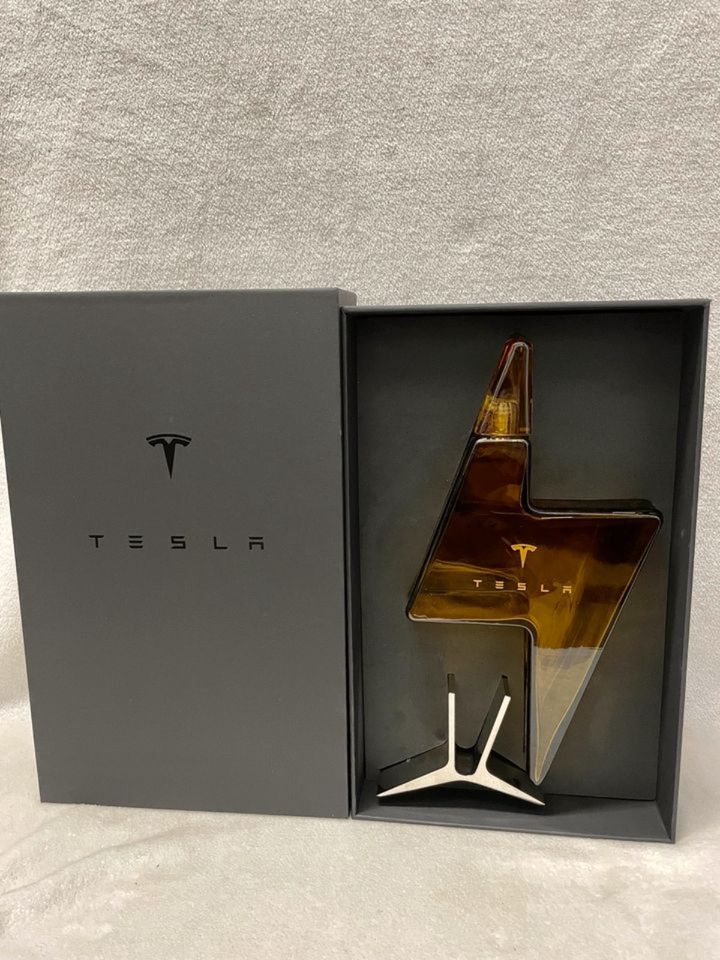 Tesla Dekanter Tesla Flasche + Ständer + Box ohne Alkohol in Wolfratshausen