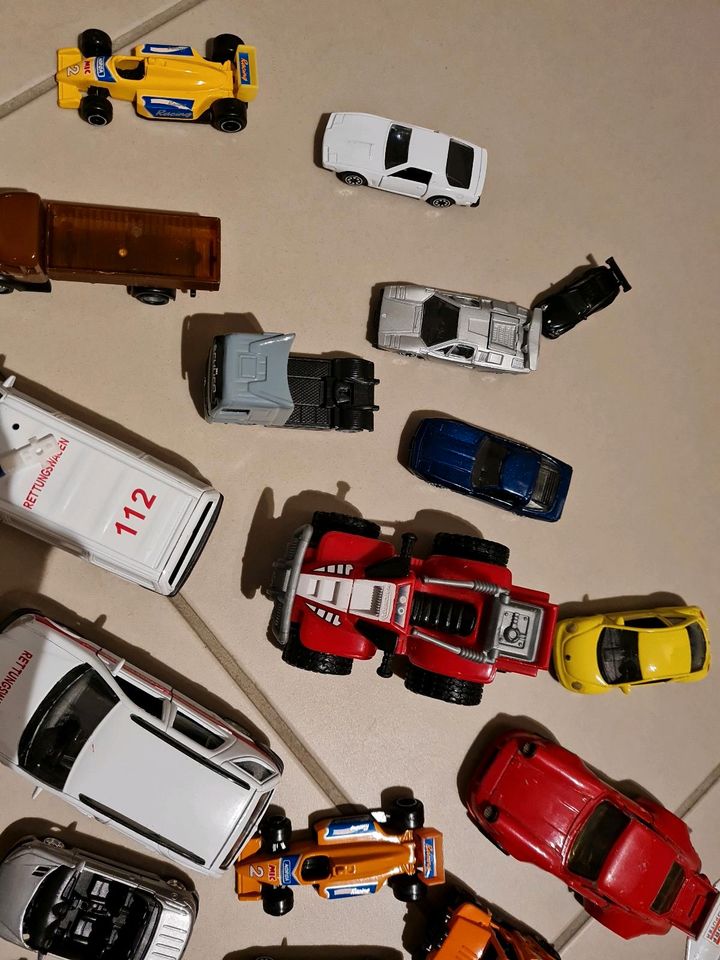 Spielzeugautos Autos Rennwagen in Vechelde