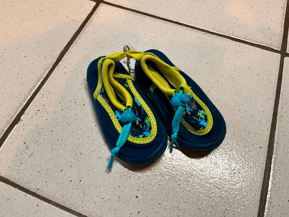 22 23 Badeschuhe Wasserschuhe blau Fische in Mannheim