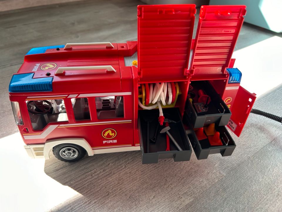 Feuerwehrstation incl 3 Fahrzeugen Playmobil in Bottrop
