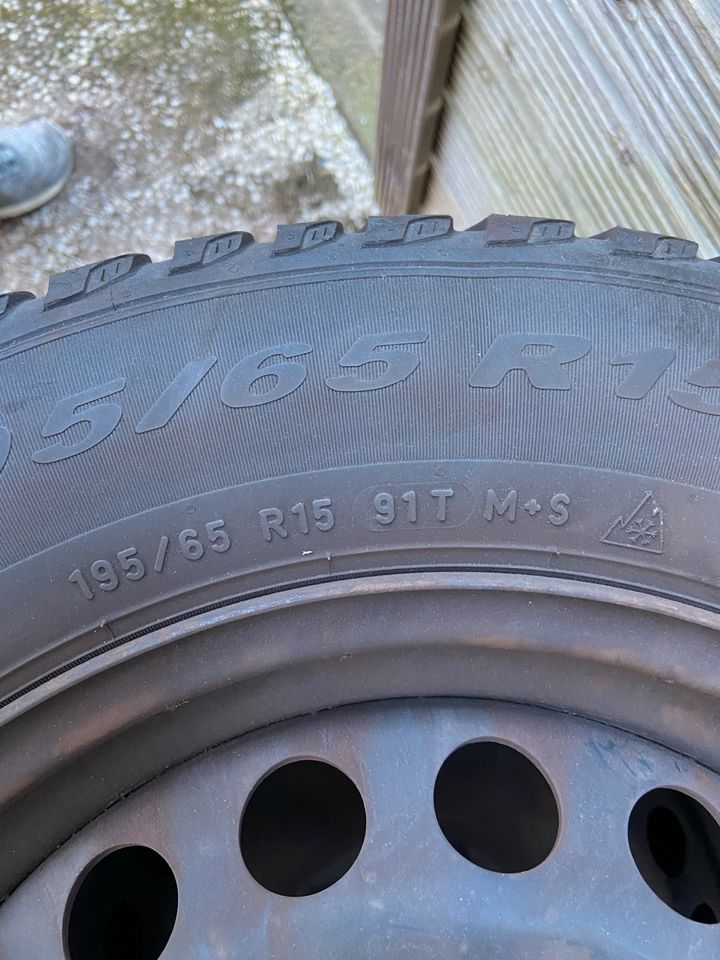 Winterreifen Pirelli 195/65 R15 91T VW Golf 7 in Bielefeld