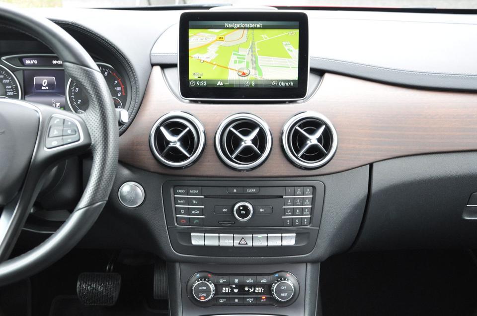 Mercedes-Benz B 250 CGI 7G-DCT LEDER-NAVI-LED-RKAM-KEYLESS GO in Teltow