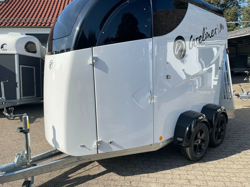 SONDERPREISE 2-PFERDEANHÄNGER CARELINER M SATTELKAMMER ALU 100KM in Bremen