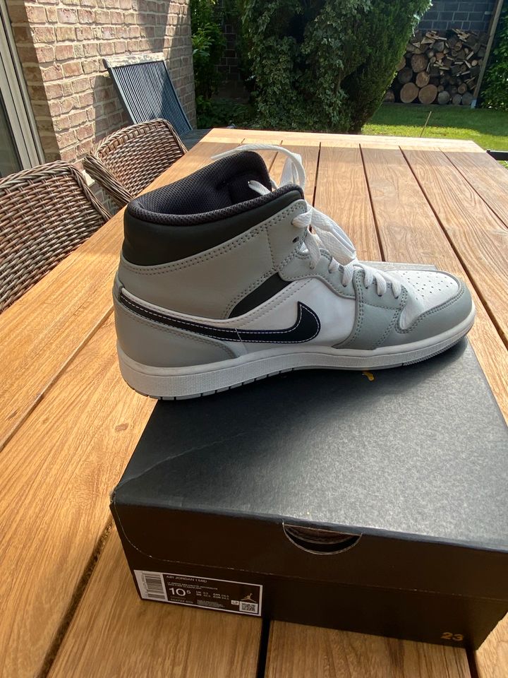 Nike Air Jordan 1 MID Turnschuhe Light Grey/White Gr. 44,5 in Schüttorf