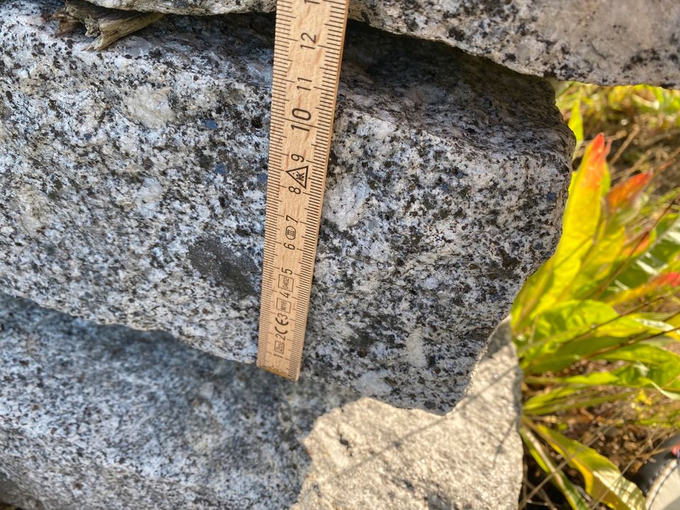 Rustikale graue Granitstelen , Boarde , Granit in Ascheberg