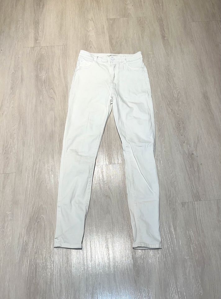 Damen Jeans weiß Röhrenjeans Gr. 40 Bershka Skinnyjeans Sommer in Stuttgart