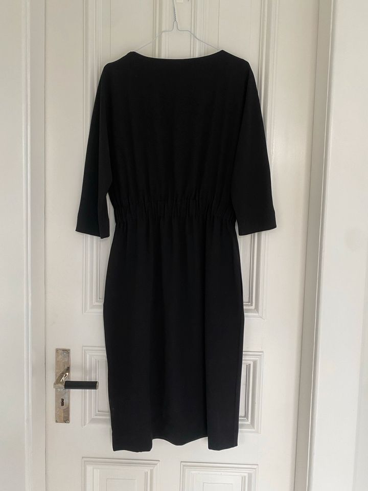 Kleid schwarz von COS mit Gummizug in der Taille, Gr. 38 in Hamburg