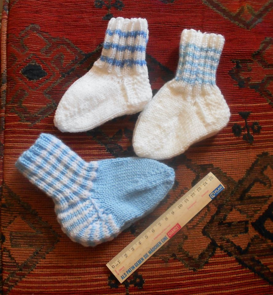 3x Kleinkinder-Socken Jungen Hand gestrickt Strick-Babysocken in Weil a. Lech