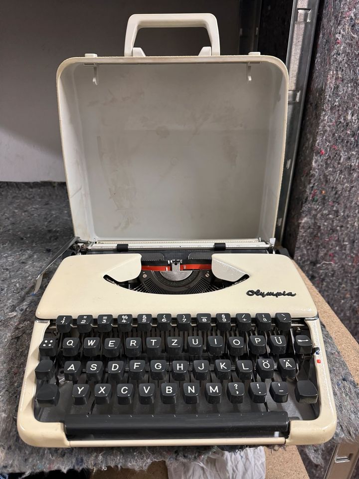 Schreibmaschine Olympia mit Koffer in Kernen im Remstal
