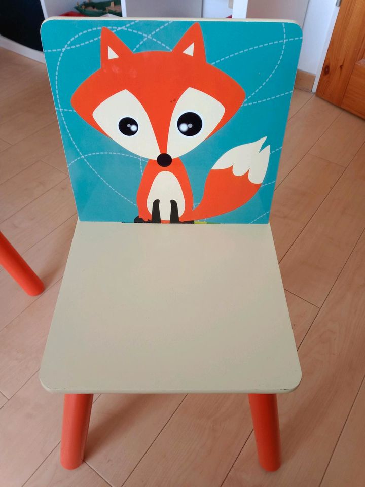 Kindertisch mit zwei Stühlen in Steinburg