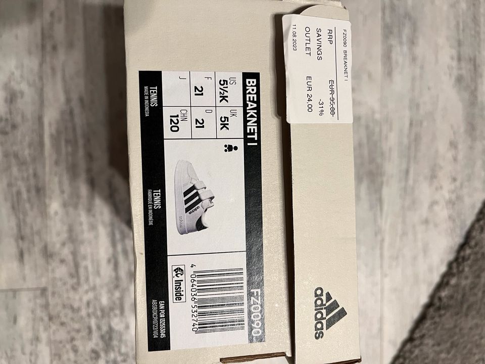 Weiße Adidas Sneaker mit schwarzen Streifen Klettverschluss Neu in Zwickau