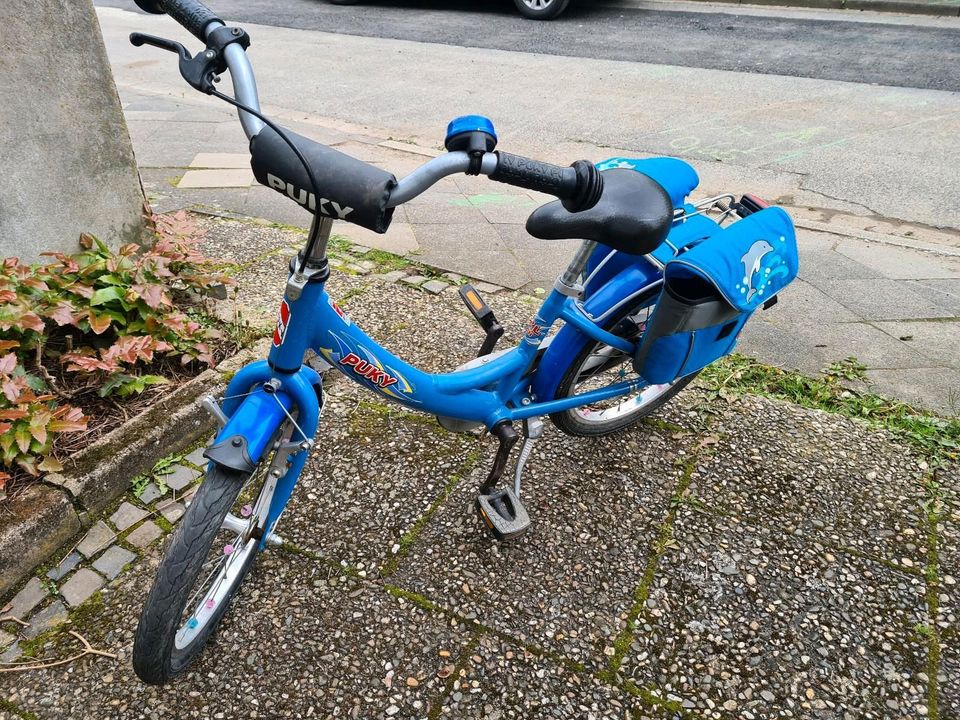 Puky 18 Zoll Kinderfahrrad inkl. Fahrradtaschen und Stützräder in Düsseldorf