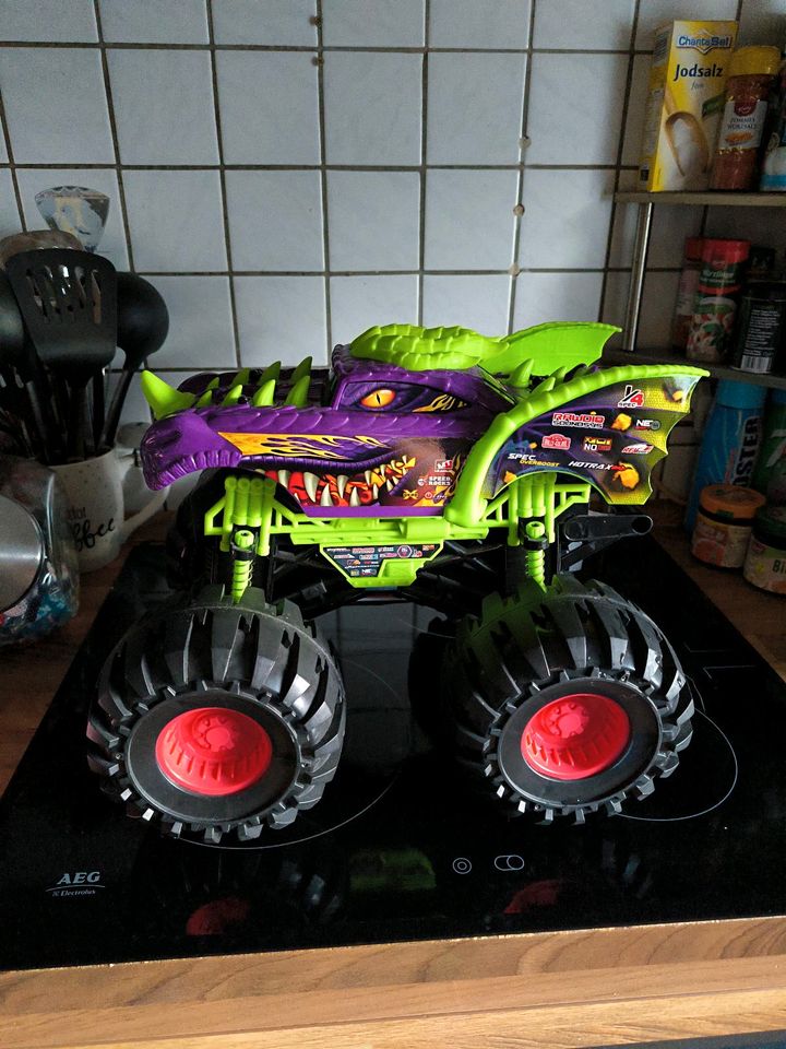 Großer Monstertruck von Dickies in Bad Hönningen