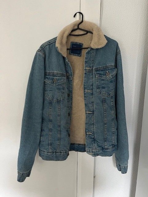 Jeansjacke mit Fell von Zara in Berlin