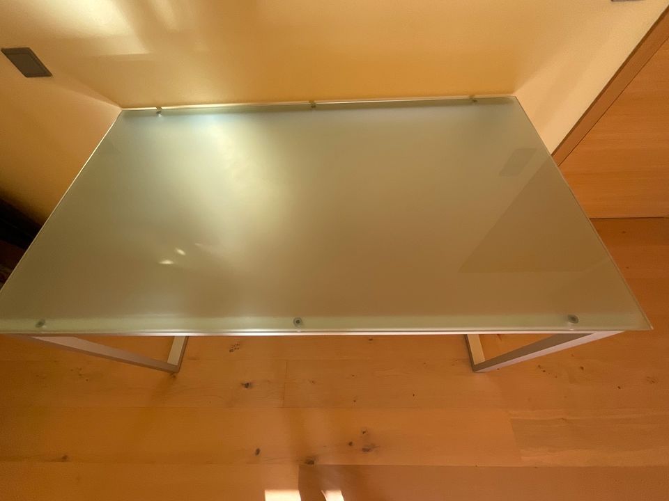 Schreibtisch mit satinierter Glasplatte in Hümmerich