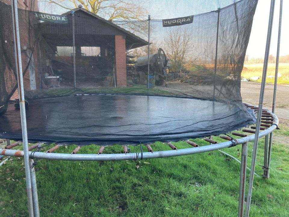 Trampolin, Trampolin mit Netz in Lohne (Oldenburg)