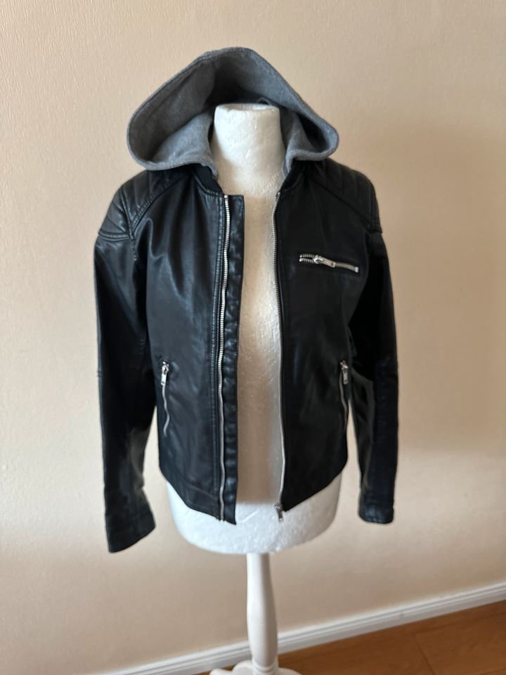 H&M Kunstleder Jacke Gr. 152 in Düsseldorf