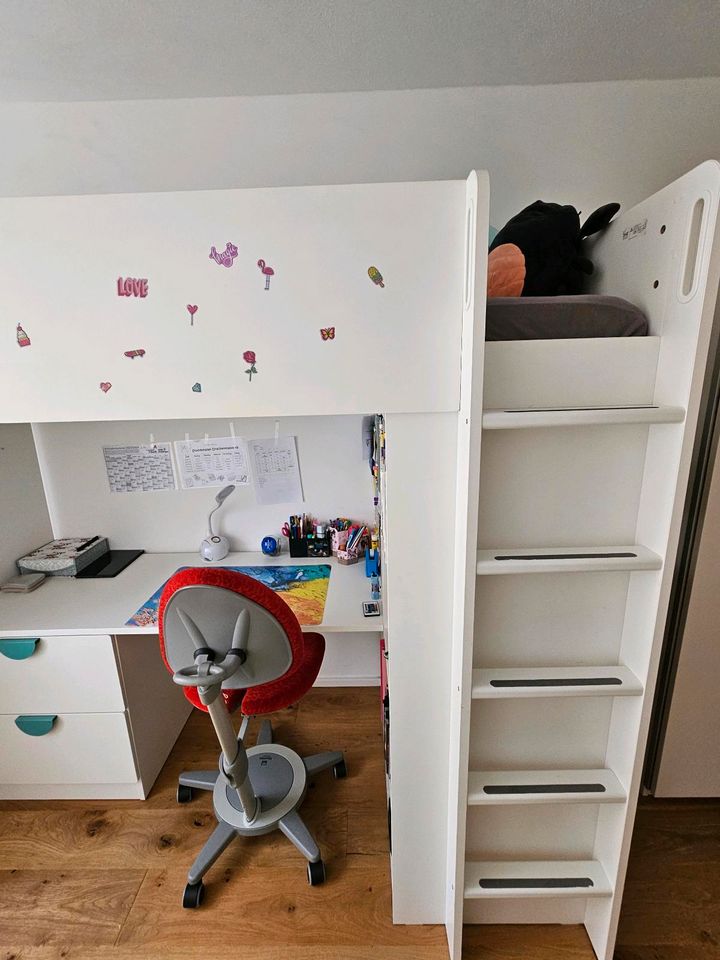 Kinderbett mit Schreibtisch und Schrank in Waiblingen