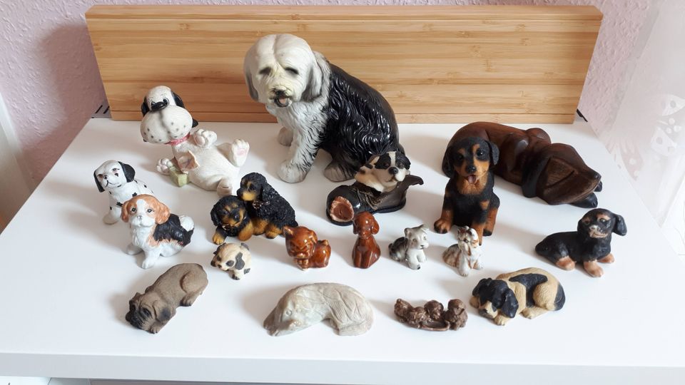 Hundefiguren und ein Schweinchen in Kritzmow