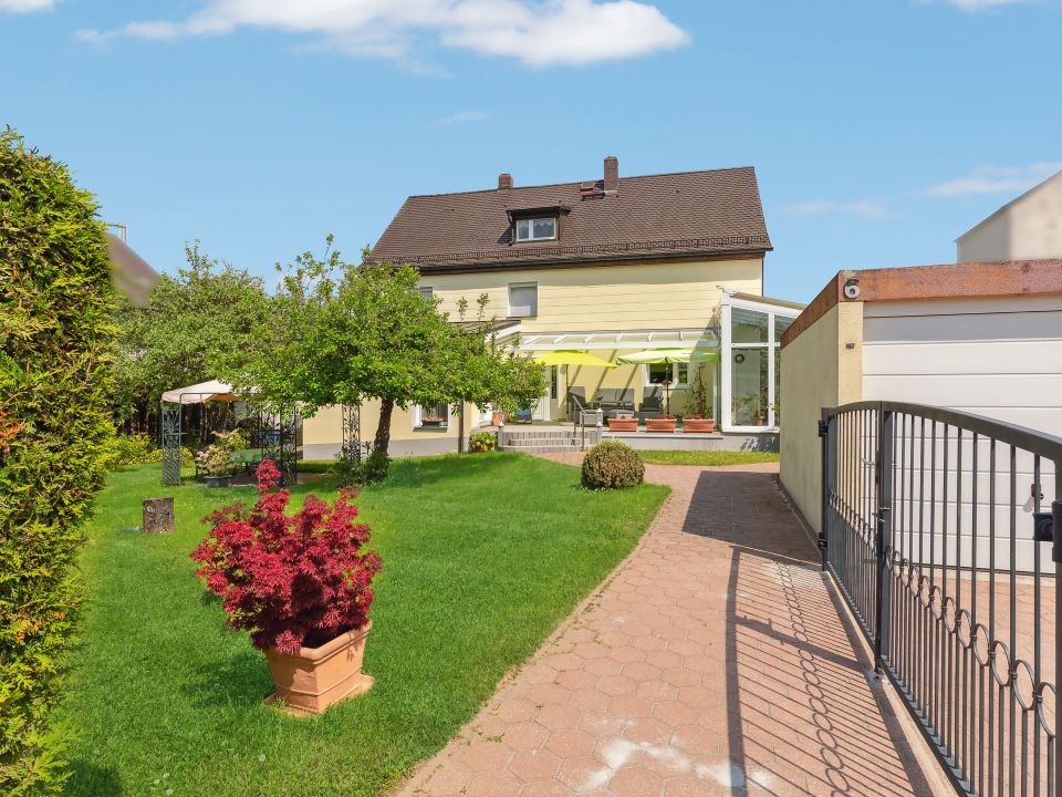 Gepflegtes Ein-/Zweifamilienhaus mit schönem Garten im begehrten Regensburger Westen in Regensburg