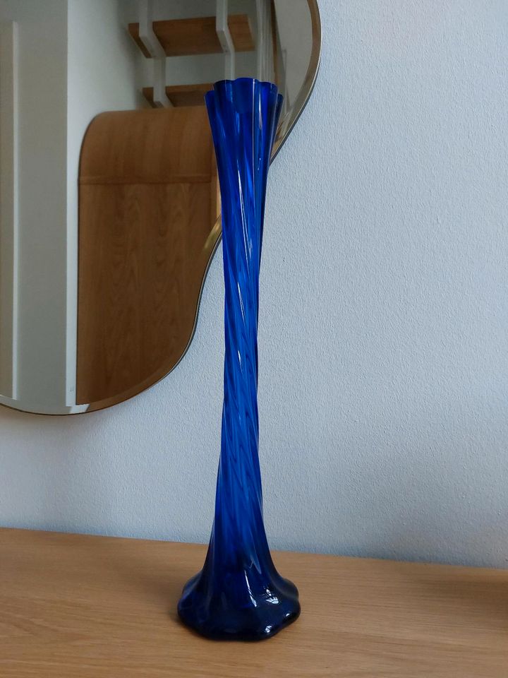 Vintage Vase Kristallvase Blau gedreht gewellt Trompete in Dresden