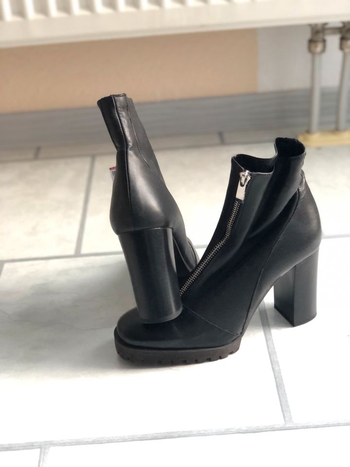 Sehr schöne neue Leder-Boots/ Stiefeletten von Zara, Größe 38 in Dortmund