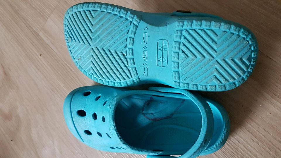 Crocs Badeschuhe blau, Größe 30 in Stadtallendorf