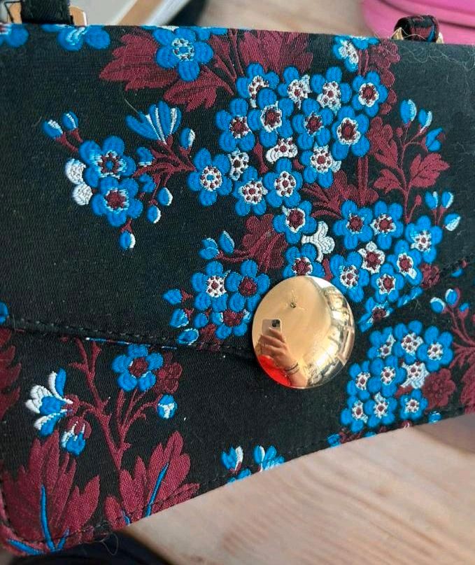 Kleine süße Handtasche NEU mit Blumen schwarz blau weinrot in Bietigheim-Bissingen