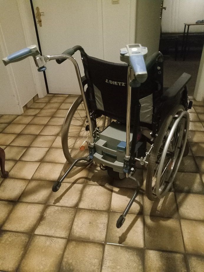 Rollstuhl mit elektrischer Schiebehilfe in Freiburg im Breisgau